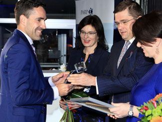 Wojciech Kosiński receiving an award