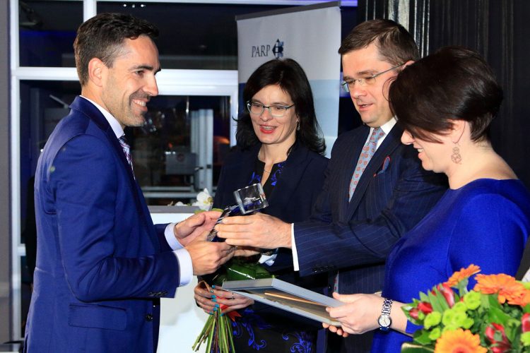 Wojciech Kosiński receiving the prize