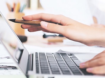 osoba pracująca przy laptopie